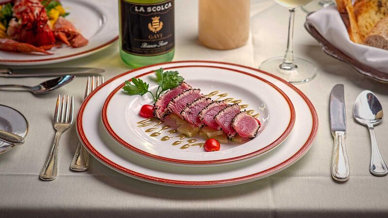 Seared tuna appetizer.